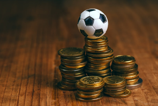 en lille fodbold står på toppen af mønterne 